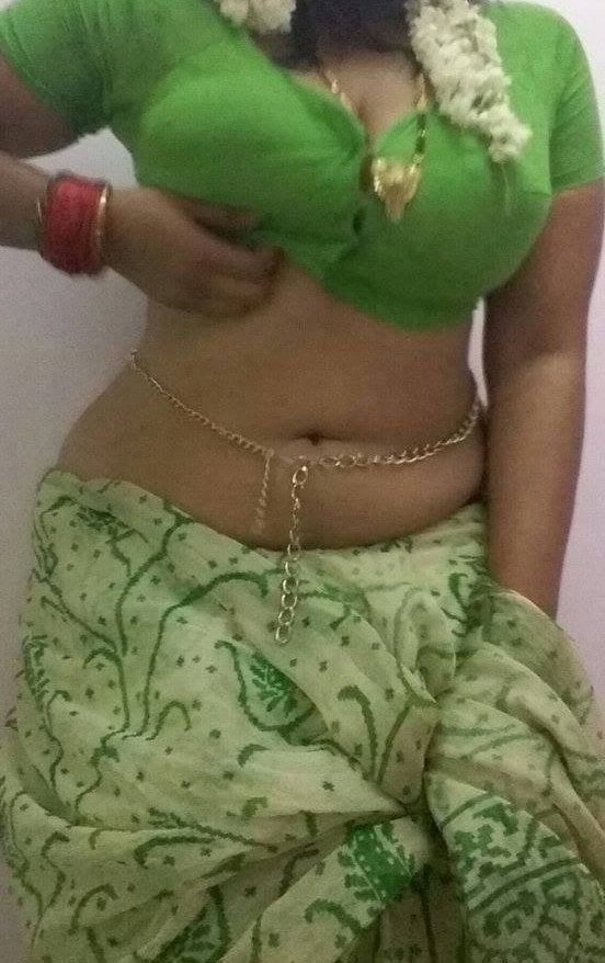 Indian sex photos of secretary in Saree sucking cock