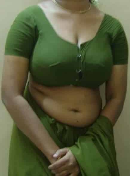 Indian sex photos of secretary in Saree sucking cock