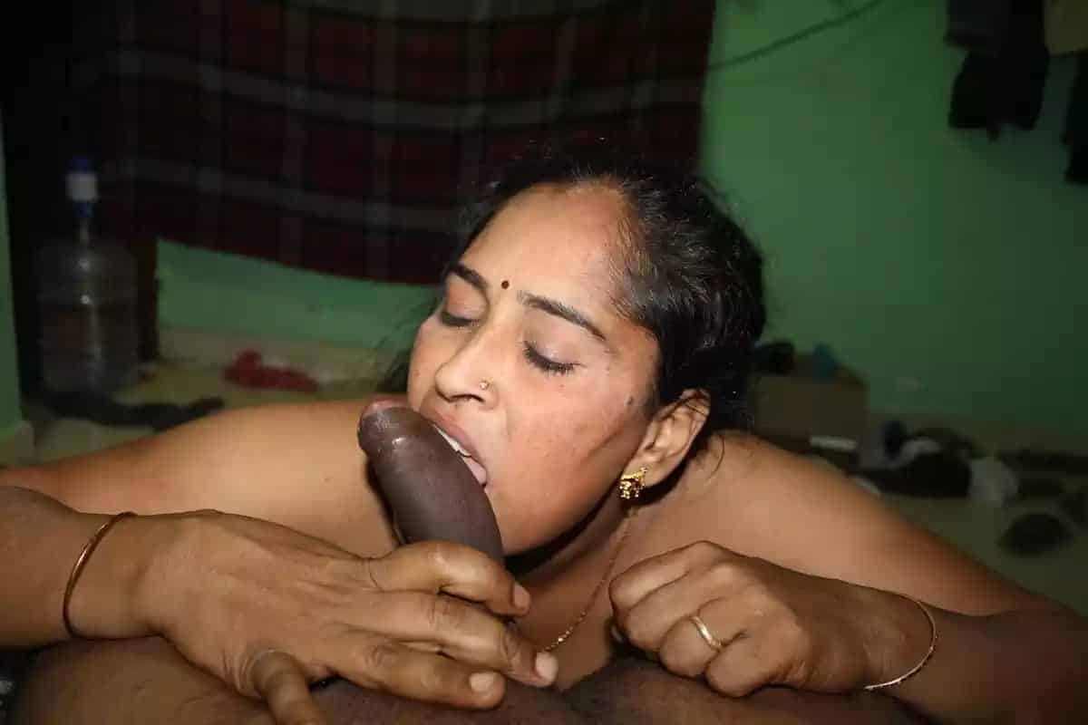 Randi Bhabhi sex pics leaked by her customer
