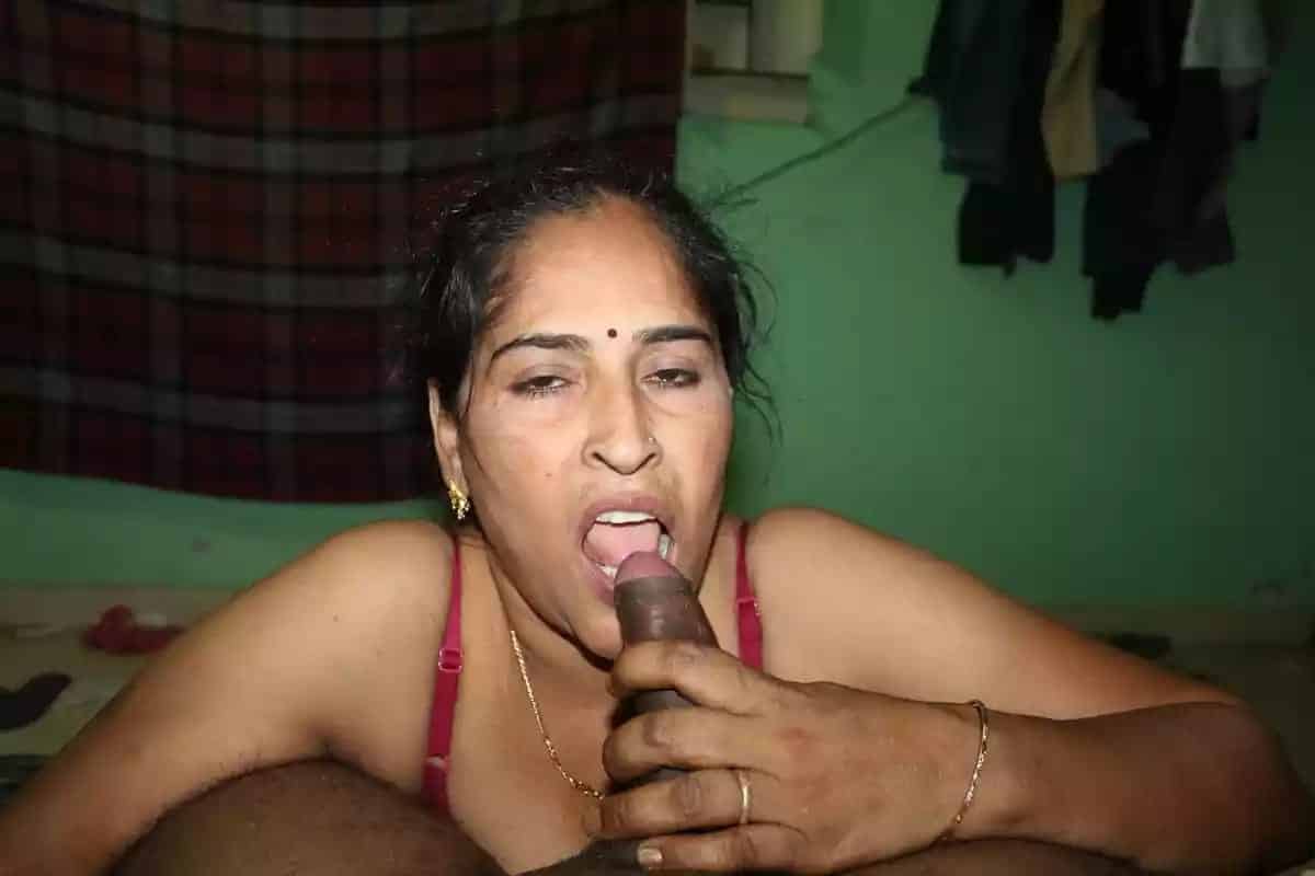 Randi Bhabhi sex pics leaked by her customer