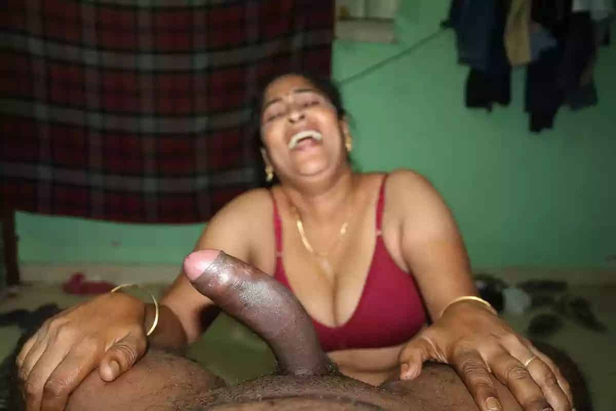 Randi Bhabhi sex pics leaked by her customer