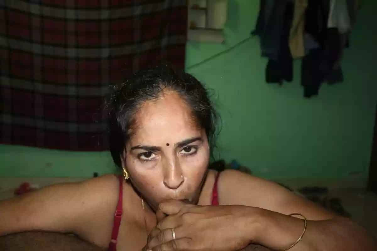 Randi Bhabhi sex pics leaked by her customer