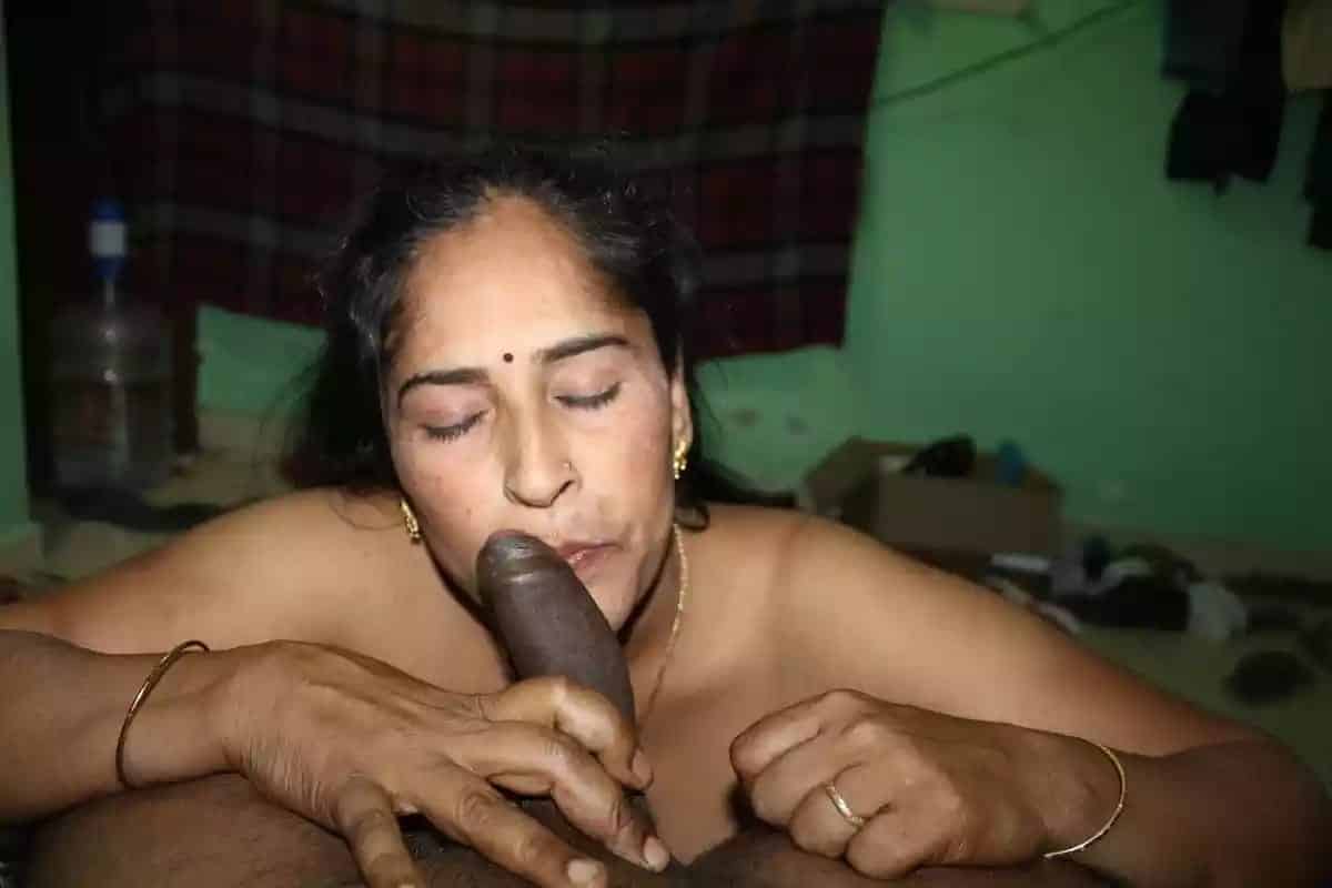 Randi Bhabhi sex pics leaked by her customer