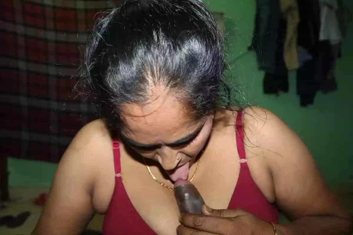 Randi Bhabhi sex pics leaked by her customer