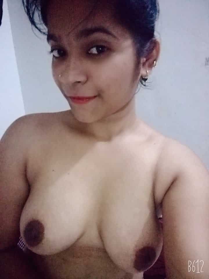 Unseen Horny Desi girl photos leaked online