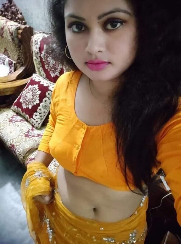 Yellow saree Bengali girl topless selfie pics