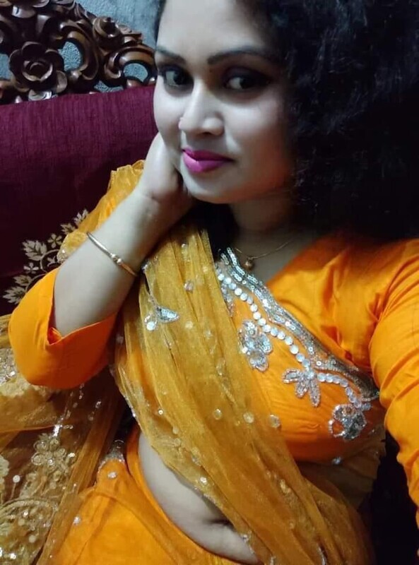 Yellow saree Bengali girl topless selfie pics