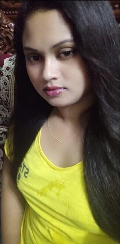 Yellow saree Bengali girl topless selfie pics