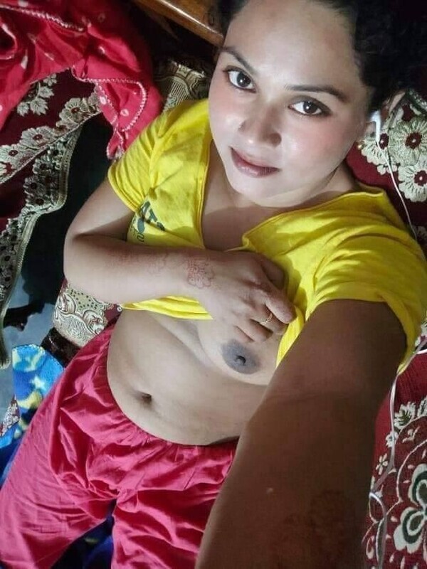 Yellow saree Bengali girl topless selfie pics