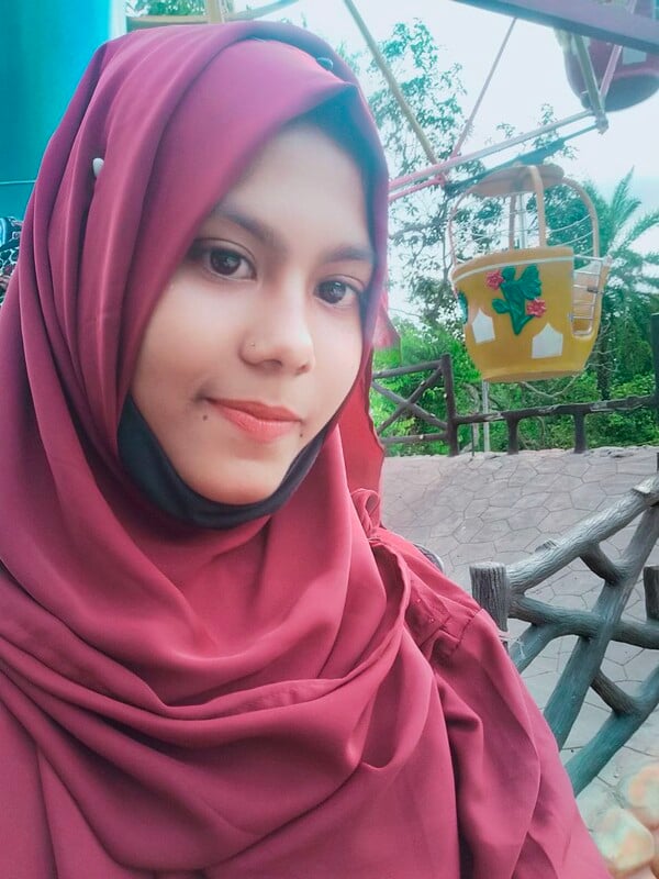 Hijabi Muslim college girl nude selfie photos