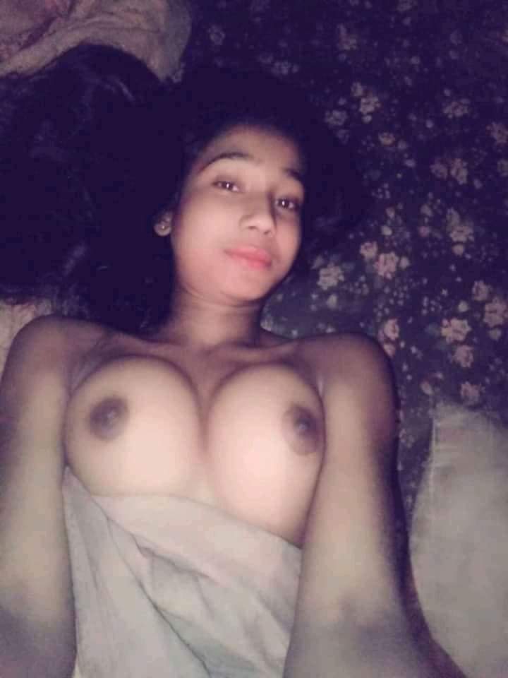 Booby college girl goes topless for her bf