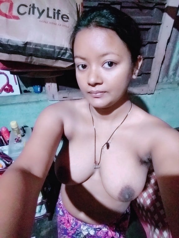 Young Bangla girl nude photos shared on the internet