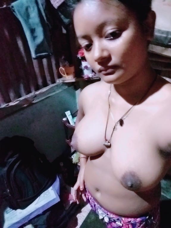 Young Bangla girl nude photos shared on the internet