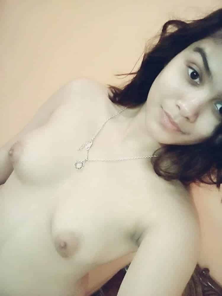 Nude Desi beauty from Bangladesh exposing herself on cam