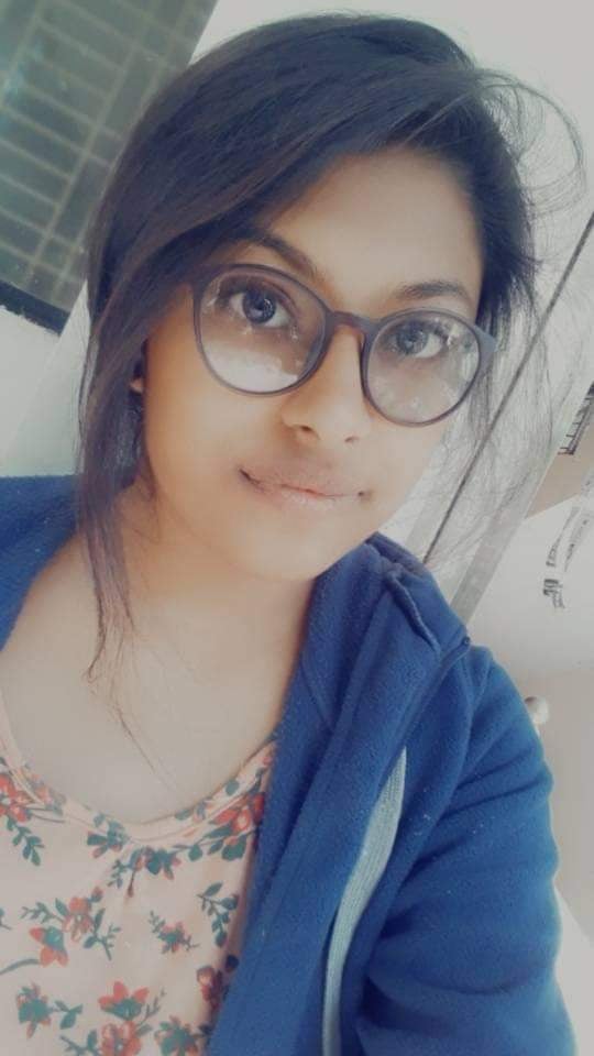 Sexy Indian college babe nude pics