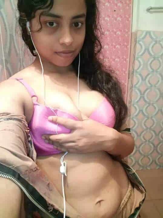 Desi GF nude photos exposed on the net by her lover