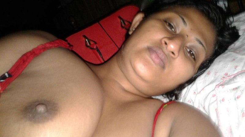 Desi slutty wife pics shared with her husband got leaked