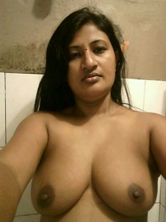 Desi slutty wife pics shared with her husband got leaked