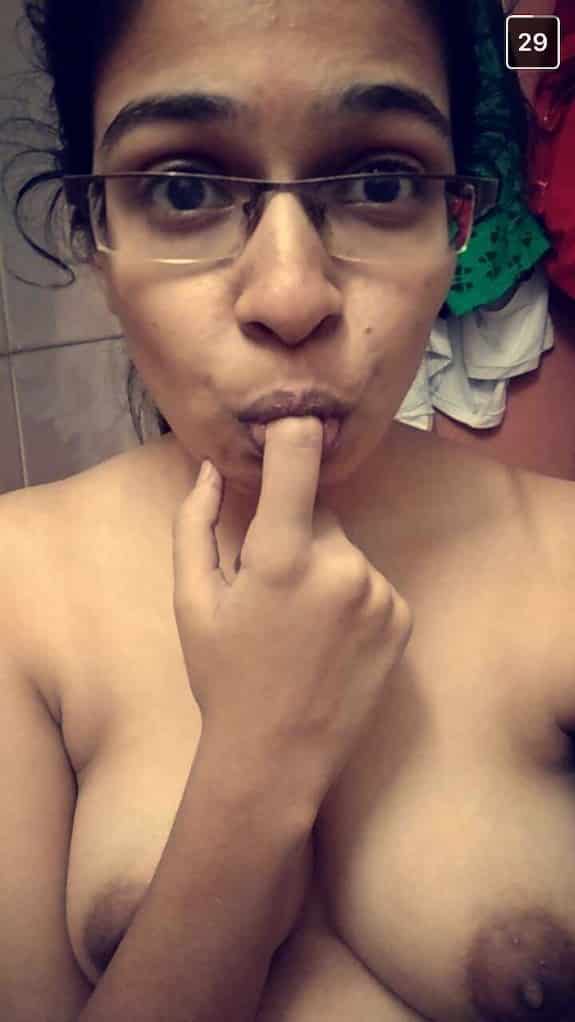 Gorgeous housewife sexy Desi nude photos