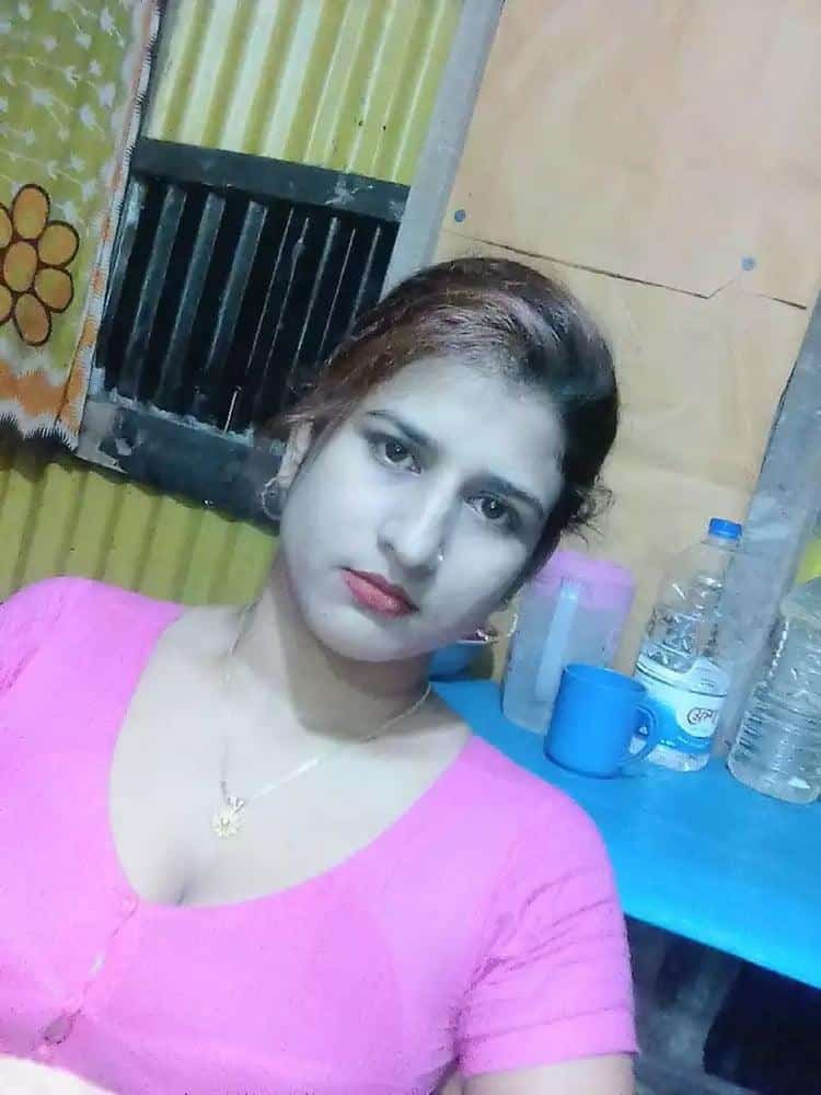 Desi housewife nude photos looks stunning hot