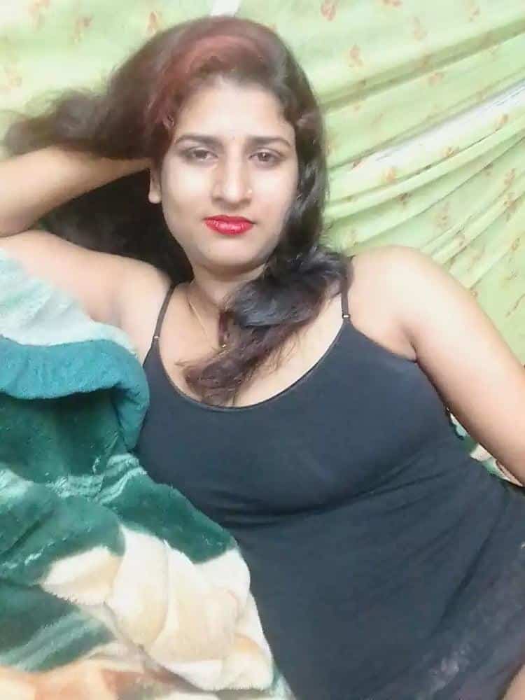 Desi housewife nude photos looks stunning hot