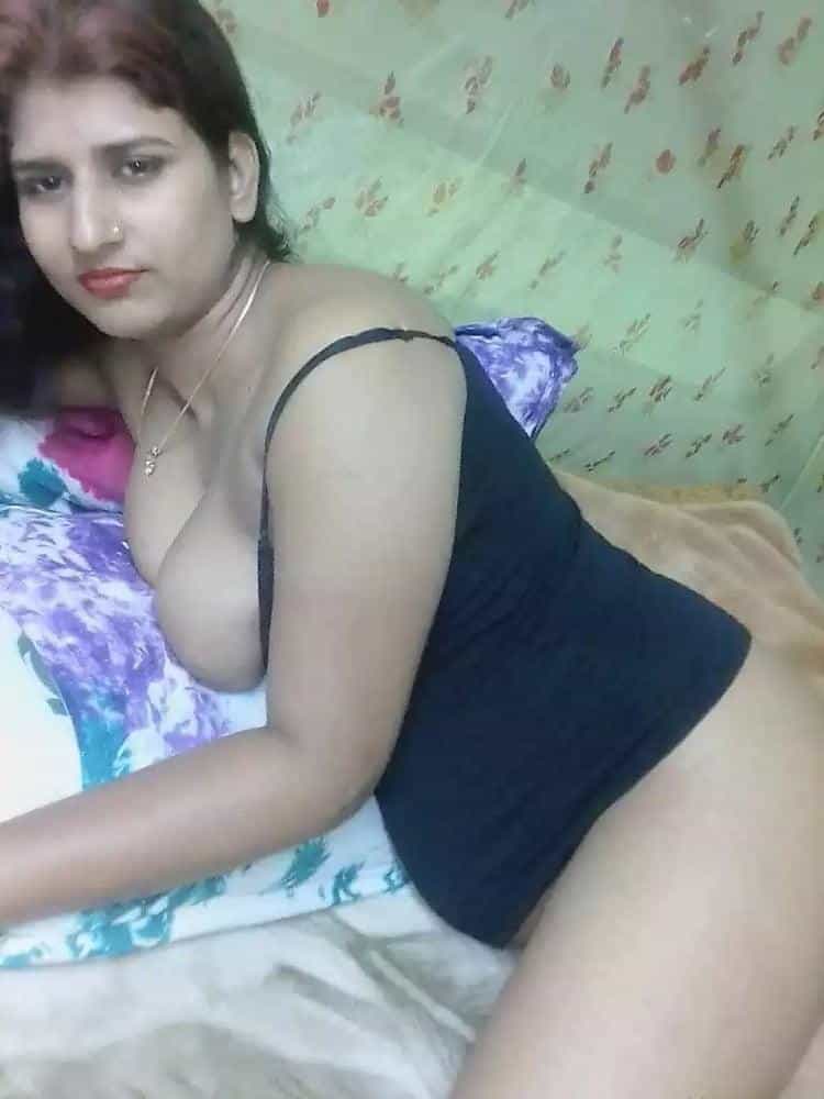 Desi housewife nude photos looks stunning hot