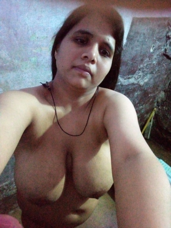 Busty Paki Desi wife nude photos