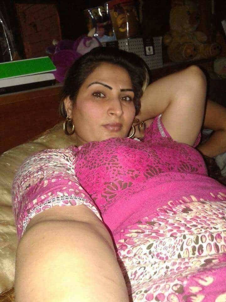 Nude Paki wife goes wild for her secret lover
