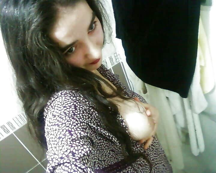 Sexy Paki wife nude pics to tease your sex nerves