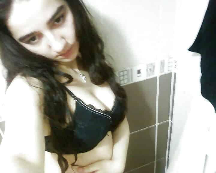 Sexy Paki wife nude pics to tease your sex nerves