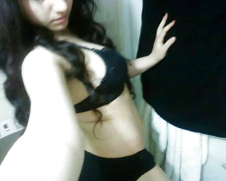 Sexy Paki wife nude pics to tease your sex nerves