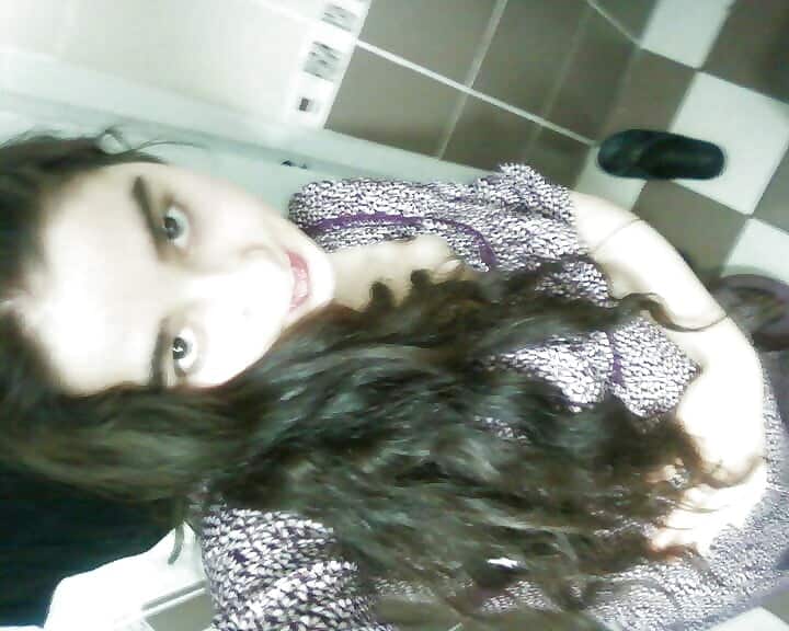 Sexy Paki wife nude pics to tease your sex nerves