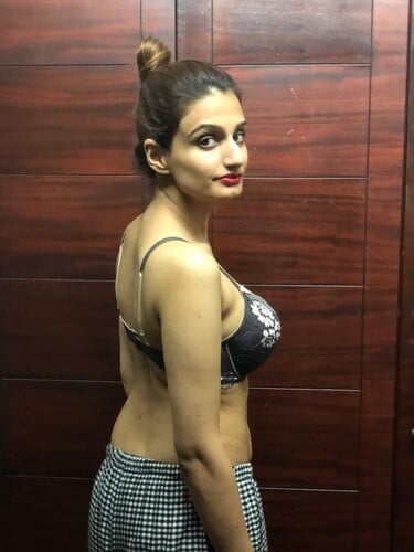 Saggy boobs Paki girl topless on cam