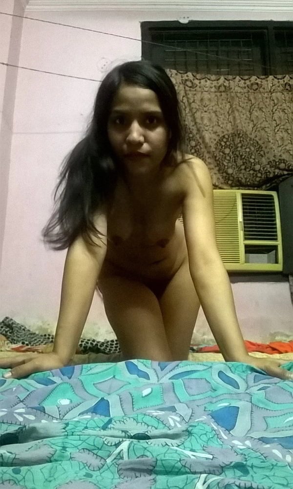 Desi girl showing her seductive nude body photos