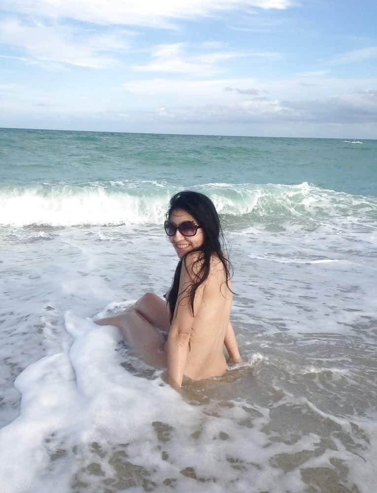 Amateur hot nude pics of sexy girl on beach