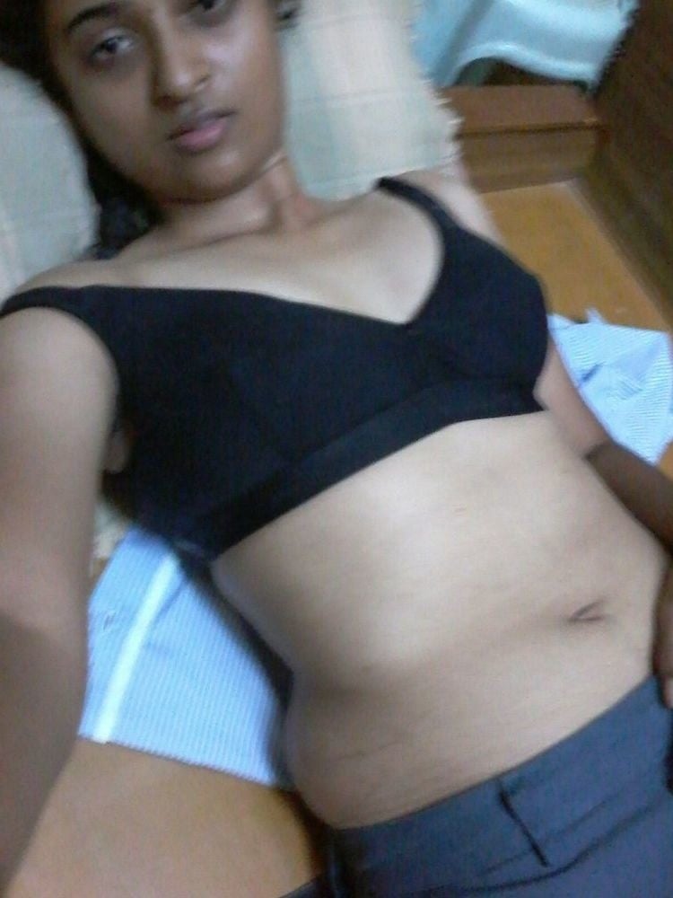 Sexy skinny Indian girl nude selfie pics