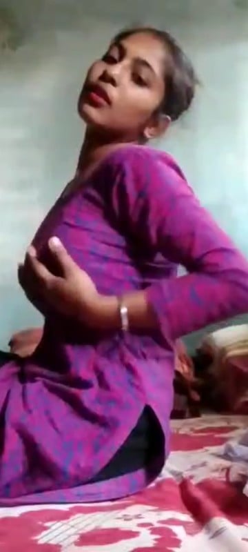 Horny GF solo nude tempting pics