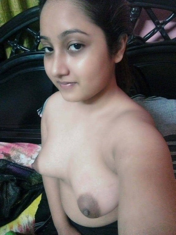 Enjoy watching cute Indian boob pics online