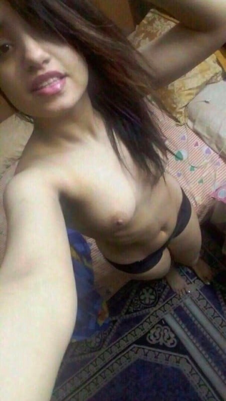 Sexy Desi girl nude selfies