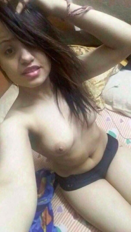 Sexy Desi girl nude selfies