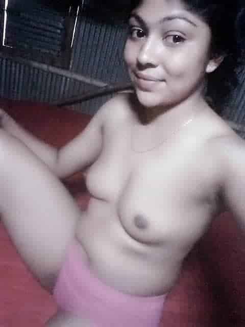 Sexy Desi village girl nude selfie pics