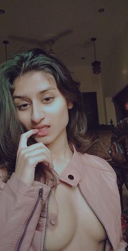 Slim desi girl nude selfie clicks for lover
