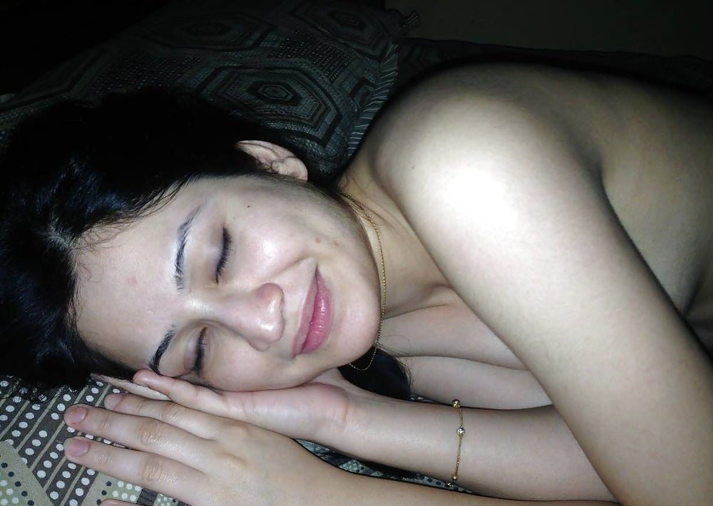 Slim Indian GF nude pics