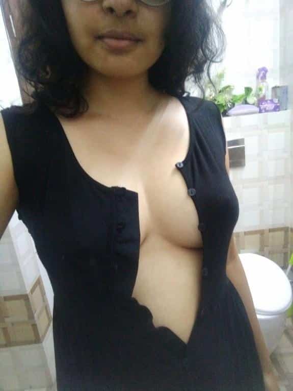 Indian girl's sexy hot pics of solo selfie