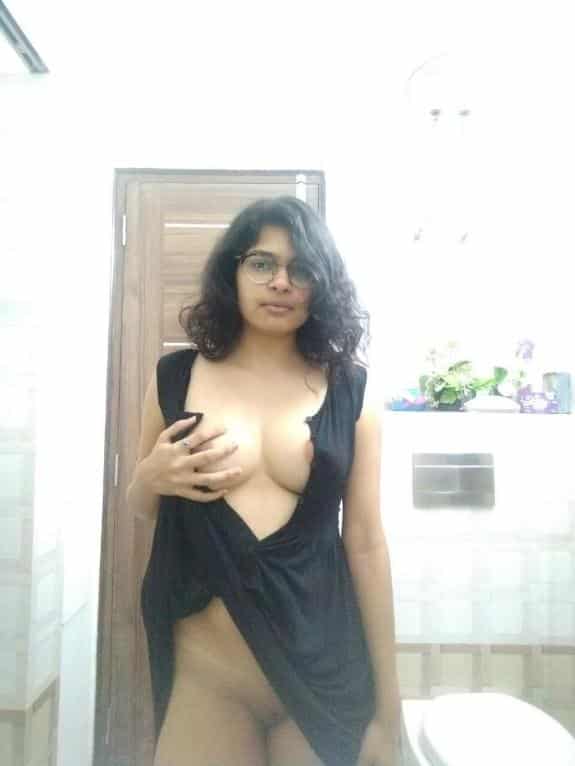 Indian girl's sexy hot pics of solo selfie