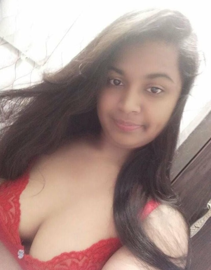 Nude Indian girl topless selfie photos for lover
