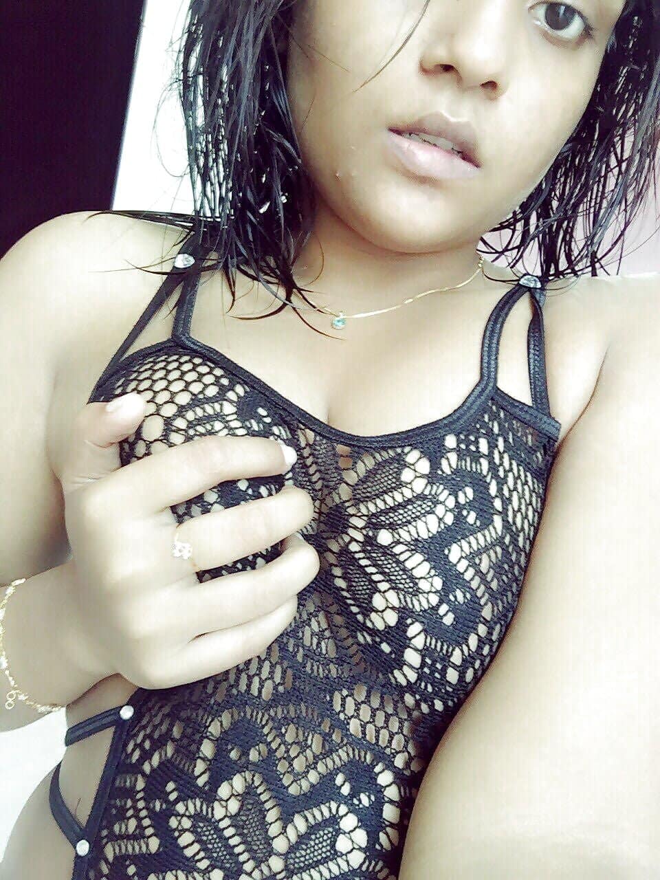 Seductive young Maldives girl nude pics