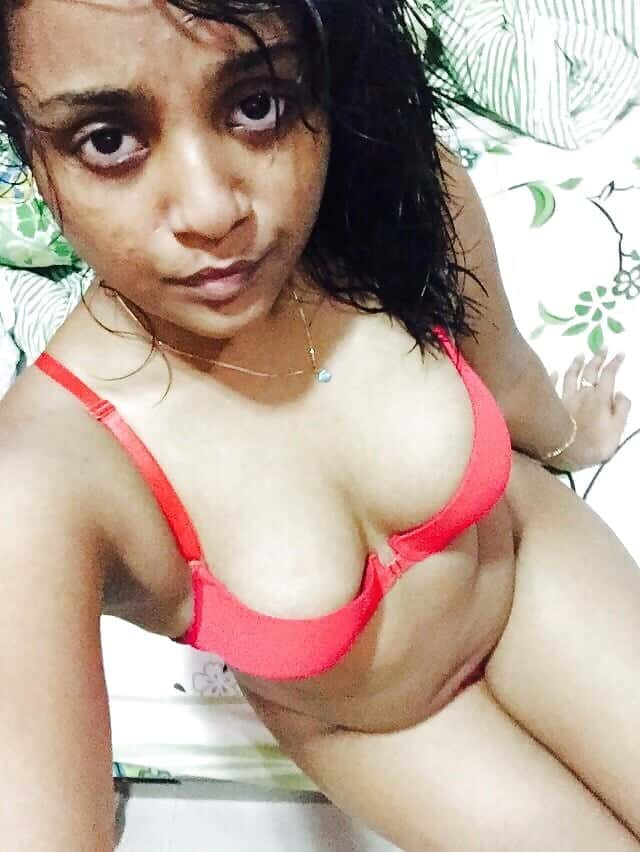 Seductive young Maldives girl nude pics