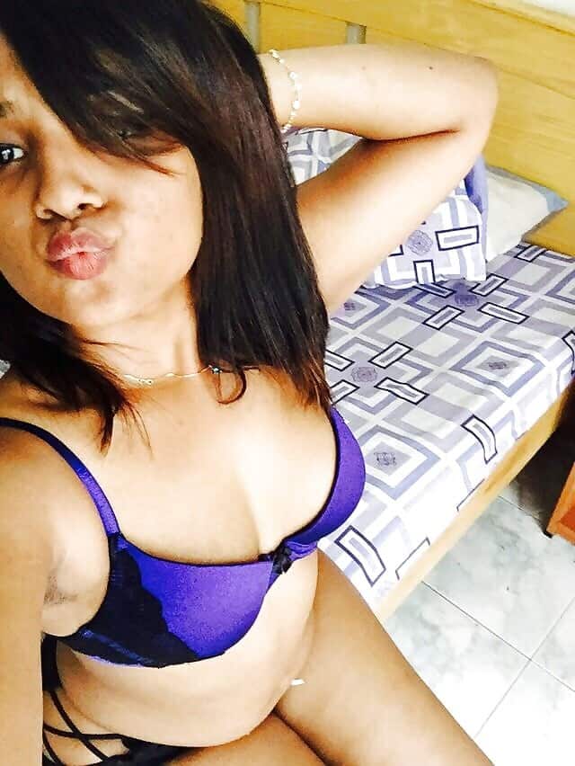 Seductive young Maldives girl nude pics