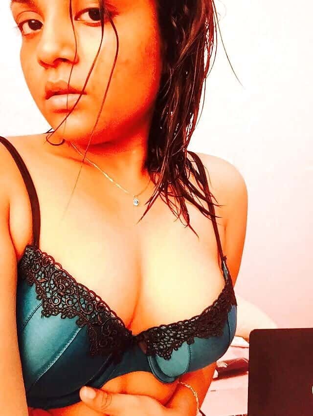 Seductive young Maldives girl nude pics